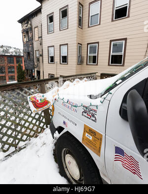 Fitchburg, Massachusetts, USA. 26. Januar 2017. Einen Blick auf den Schaden aus dem 2. Feuer in einem Monat auf das so genannte "Trump-Haus" am 19-21 West St in Fitchburg Massachusetts Ein Feuer am 22. Dezember wurde versehentlich durch rauchende Materialien in eine äußere Couch erachtet. Das Gebäude war zum Zeitpunkt des Feuers heute Morgen um 06:00 berichtet wurde unbesetzt. Bildnachweis: Jim Marabello / Alamy Live News Stockfoto