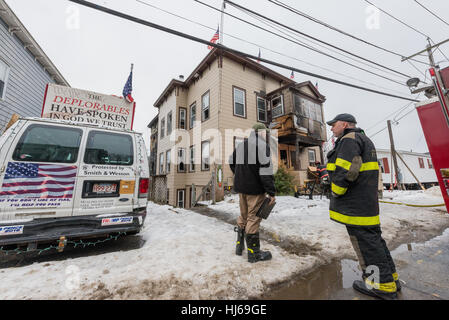 Fitchburg, Massachusetts, USA. 26. Januar 2017. Lokalen und staatlichen Feuer Ermittler außerhalb der so genannten "Trump House" am 19-21 West St in Fitchburg Massachusetts nach dem zweiten Brand in einem Monat beschädigt den hinteren Teil des Gebäudes. Ein Feuer am 22. Dezember wurde versehentlich durch rauchende Materialien in eine äußere Couch erachtet. Das Gebäude war zum Zeitpunkt des Feuers heute Morgen um 06:00 berichtet wurde unbesetzt. Bildnachweis: Jim Marabello / Alamy Live News Stockfoto