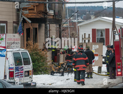 Fitchburg, Massachusetts, USA. 26. Januar 2017. Lokalen und staatlichen Feuer Ermittler außerhalb der so genannten "Trump House" am 19-21 West St in Fitchburg Massachusetts nach dem zweiten Brand in einem Monat beschädigt den hinteren Teil des Gebäudes. Der Schaden oben auf diesem Foto war von einem Feuer am 22. Dezember, die zufällig durch rauchende Materialien in eine äußere Couch erachtet wurde. Das Gebäude war zum Zeitpunkt des Feuers heute Morgen um 06:00 berichtet wurde unbesetzt. Bildnachweis: Jim Marabello / Alamy Live News Stockfoto