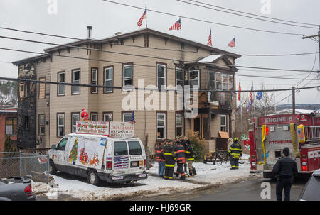 Fitchburg, Massachusetts, USA. 26. Januar 2017. Lokalen und staatlichen Feuer Ermittler außerhalb der so genannten "Trump House" am 19-21 West St in Fitchburg Massachusetts nach dem zweiten Brand in einem Monat beschädigt den hinteren Teil des Gebäudes. Der Schaden in der Front war von einem Feuer am 22. Dezember, die zufällig durch rauchende Materialien in eine äußere Couch erachtet wurde. Das Gebäude war zum Zeitpunkt des Feuers heute Morgen um 06:00 berichtet wurde unbesetzt. Bildnachweis: Jim Marabello / Alamy Live News Stockfoto