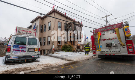 Fitchburg, Massachusetts, USA. 26. Januar 2017. Lokalen und staatlichen Feuer Ermittler außerhalb der so genannten "Trump House" am 19-21 West St in Fitchburg Massachusetts nach dem zweiten Brand in einem Monat beschädigt den hinteren Teil des Gebäudes. Der Schaden oben auf diesem Foto war von einem Feuer am 22. Dezember, die zufällig durch rauchende Materialien in eine äußere Couch erachtet wurde. Das Gebäude war zum Zeitpunkt des Feuers heute Morgen um 06:00 berichtet wurde unbesetzt. Bildnachweis: Jim Marabello / Alamy Live News Stockfoto