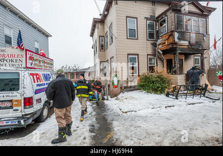 Fitchburg, Massachusetts, USA. 26. Januar 2017. Lokalen und staatlichen Feuer Ermittler außerhalb der so genannten "Trump House" am 19-21 West St in Fitchburg Massachusetts nach dem zweiten Brand in einem Monat beschädigt den hinteren Teil des Gebäudes. Der Schaden oben auf diesem Foto war von einem Feuer am 22. Dezember, die zufällig durch rauchende Materialien in eine äußere Couch erachtet wurde. Das Gebäude war zum Zeitpunkt des Feuers heute Morgen um 06:00 berichtet wurde unbesetzt. Bildnachweis: Jim Marabello / Alamy Live News Stockfoto