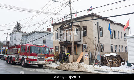 Fitchburg, Massachusetts, USA. 26. Januar 2017. Feuerwehrleute vor dem sogenannten "Trump Haus" am 19-21 West St in Fitchburg Massachusetts nach der zweiten Brand in einem Monat beschädigt den hinteren Teil des Gebäudes. Der Schaden oben auf diesem Foto war von einem Feuer am 22. Dezember, die zufällig durch rauchende Materialien in eine äußere Couch erachtet wurde. Das Gebäude war zum Zeitpunkt des Feuers heute Morgen um 06:00 berichtet wurde unbesetzt. Bildnachweis: Jim Marabello / Alamy Live News Stockfoto