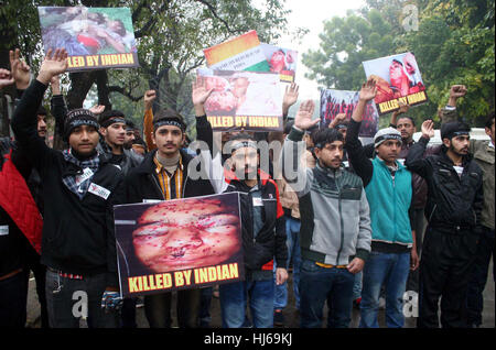 Mitglieder des Jugendforums für Kaschmir chant Slogans gegen die Regierung von Indien und Tötung von Kashmiri Völker bei Protestkundgebung in Lahore Club auf Donnerstag, 26. Januar 2017 drücken. Stockfoto