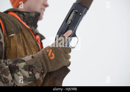 Spokane, WA, USA. 23. Dezember 2016. Kit Conklin und Keith Conklin jagen Fasan Jagd in der Nähe von Spokane, Washington Vater und Sohn Duo hatten guten Erfolg in den schneebedeckten Bedingungen entlang der Palouse-Landschaft. Jagten über Vogelhunde mit halb automatische Bräunung und Pumpe Remington Schrotflinten und trugen erste Lite Jagdbekleidung. Bildnachweis: Jed Conklin/ZUMA Draht/Alamy Live-Nachrichten Stockfoto