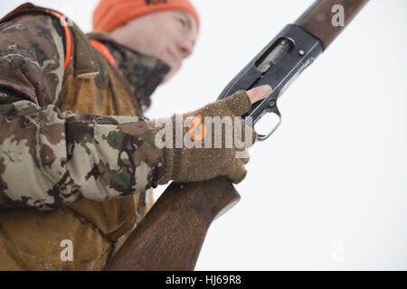 Spokane, WA, USA. 23. Dezember 2016. Kit Conklin und Keith Conklin jagen Fasan Jagd in der Nähe von Spokane, Washington Vater und Sohn Duo hatten guten Erfolg in den schneebedeckten Bedingungen entlang der Palouse-Landschaft. Jagten über Vogelhunde mit halb automatische Bräunung und Pumpe Remington Schrotflinten und trugen erste Lite Jagdbekleidung. Bildnachweis: Jed Conklin/ZUMA Draht/Alamy Live-Nachrichten Stockfoto