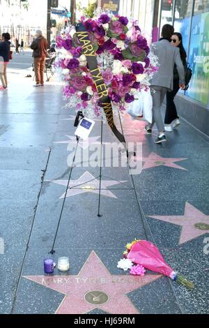 Los Angeles, Kalifornien, USA. 25. Januar 2017. Mary Tyler Moore Memorial Kranz auf ihrer Außenseite Hollywood Walk of Fame Star für Memorial Kranz auf Mary Tyler Moores Stern auf dem Hollywood Walk of Fame, Hollywood Boulevard, Los Angeles, Kalifornien 25. Januar 2017 gelegt. Bildnachweis: Priscilla Grant/Everett Collection/Alamy Live-Nachrichten Stockfoto