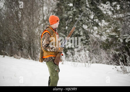 Spokane, WA, USA. 23. Dezember 2016. Kit Conklin und Keith Conklin jagen Fasan Jagd in der Nähe von Spokane, Washington Vater und Sohn Duo hatten guten Erfolg in den schneebedeckten Bedingungen entlang der Palouse-Landschaft. Jagten über Vogelhunde mit halb automatische Bräunung und Pumpe Remington Schrotflinten und trugen erste Lite Jagdbekleidung. Bildnachweis: Jed Conklin/ZUMA Draht/Alamy Live-Nachrichten Stockfoto