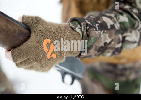 Spokane, WA, USA. 23. Dezember 2016. Kit Conklin und Keith Conklin jagen Fasan Jagd in der Nähe von Spokane, Washington Vater und Sohn Duo hatten guten Erfolg in den schneebedeckten Bedingungen entlang der Palouse-Landschaft. Jagten über Vogelhunde mit halb automatische Bräunung und Pumpe Remington Schrotflinten und trugen erste Lite Jagdbekleidung. Bildnachweis: Jed Conklin/ZUMA Draht/Alamy Live-Nachrichten Stockfoto