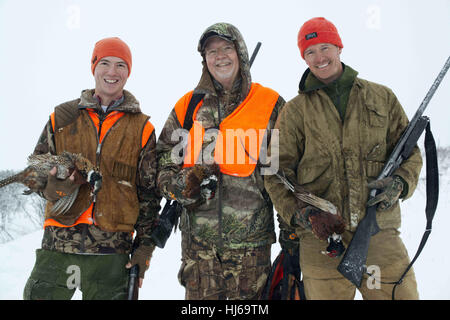 Spokane, WA, USA. 23. Dezember 2016. Kit Conklin und Keith Conklin jagen Fasan Jagd in der Nähe von Spokane, Washington Vater und Sohn Duo hatten guten Erfolg in den schneebedeckten Bedingungen entlang der Palouse-Landschaft. Jagten über Vogelhunde mit halb automatische Bräunung und Pumpe Remington Schrotflinten und trugen erste Lite Jagdbekleidung. Bildnachweis: Jed Conklin/ZUMA Draht/Alamy Live-Nachrichten Stockfoto