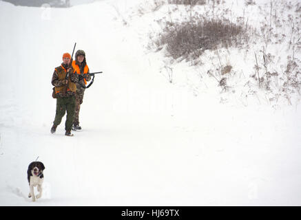 Spokane, WA, USA. 23. Dezember 2016. Kit Conklin und Keith Conklin jagen Fasan Jagd in der Nähe von Spokane, Washington Vater und Sohn Duo hatten guten Erfolg in den schneebedeckten Bedingungen entlang der Palouse-Landschaft. Jagten über Vogelhunde mit halb automatische Bräunung und Pumpe Remington Schrotflinten und trugen erste Lite Jagdbekleidung. Bildnachweis: Jed Conklin/ZUMA Draht/Alamy Live-Nachrichten Stockfoto