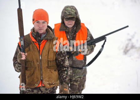 Spokane, WA, USA. 23. Dezember 2016. Kit Conklin und Keith Conklin jagen Fasan Jagd in der Nähe von Spokane, Washington Vater und Sohn Duo hatten guten Erfolg in den schneebedeckten Bedingungen entlang der Palouse-Landschaft. Jagten über Vogelhunde mit halb automatische Bräunung und Pumpe Remington Schrotflinten und trugen erste Lite Jagdbekleidung. Bildnachweis: Jed Conklin/ZUMA Draht/Alamy Live-Nachrichten Stockfoto