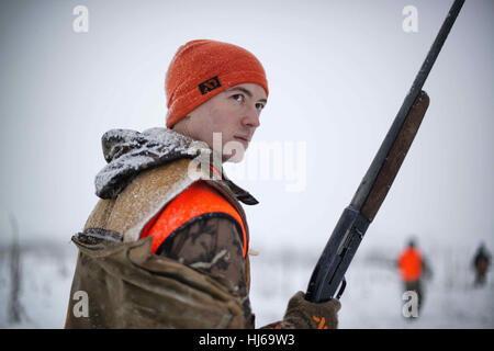 Spokane, WA, USA. 23. Dezember 2016. Kit Conklin und Keith Conklin jagen Fasan Jagd in der Nähe von Spokane, Washington Vater und Sohn Duo hatten guten Erfolg in den schneebedeckten Bedingungen entlang der Palouse-Landschaft. Jagten über Vogelhunde mit halb automatische Bräunung und Pumpe Remington Schrotflinten und trugen erste Lite Jagdbekleidung. Bildnachweis: Jed Conklin/ZUMA Draht/Alamy Live-Nachrichten Stockfoto