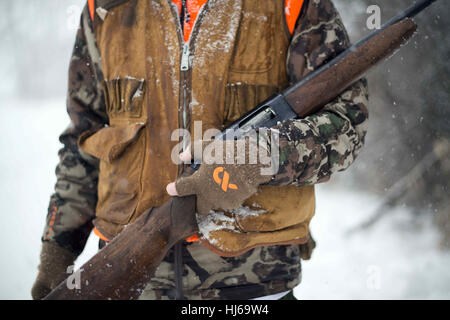 Spokane, WA, USA. 23. Dezember 2016. Kit Conklin und Keith Conklin jagen Fasan Jagd in der Nähe von Spokane, Washington Vater und Sohn Duo hatten guten Erfolg in den schneebedeckten Bedingungen entlang der Palouse-Landschaft. Jagten über Vogelhunde mit halb automatische Bräunung und Pumpe Remington Schrotflinten und trugen erste Lite Jagdbekleidung. Bildnachweis: Jed Conklin/ZUMA Draht/Alamy Live-Nachrichten Stockfoto