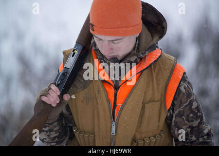 Spokane, WA, USA. 23. Dezember 2016. Kit Conklin und Keith Conklin jagen Fasan Jagd in der Nähe von Spokane, Washington Vater und Sohn Duo hatten guten Erfolg in den schneebedeckten Bedingungen entlang der Palouse-Landschaft. Jagten über Vogelhunde mit halb automatische Bräunung und Pumpe Remington Schrotflinten und trugen erste Lite Jagdbekleidung. Bildnachweis: Jed Conklin/ZUMA Draht/Alamy Live-Nachrichten Stockfoto