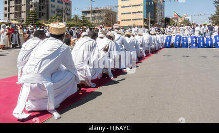 Addis Ababa - Jan 19: Äthiopischen orthodoxen Klerus und Anhänger singen und Gesang während der Begleitung der Tabot, ein Modell des Bogens des Bundes, während ein co Stockfoto