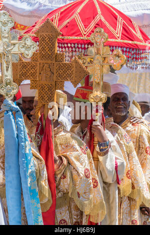 Addis Ababa - Jan 19: Priester tragen bunte traditionelle Kleider getragen durch den äthiopischen orthodoxen Klerus, während einer Prozession Timket als Teil der Feier Stockfoto