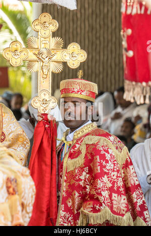 Addis Ababa - Jan 19: Priester trägt eine bunten traditionellen Kleid hält ein großes Kreuz während einer Prozession Timket im Rahmen der Feierlichkeiten der Epiphanie, Stockfoto