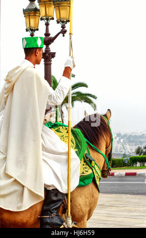 Königliche berittene Garde auf arabische Pferd an der Hassan-Turm und das Mausoleum von Mohammed V Stockfoto
