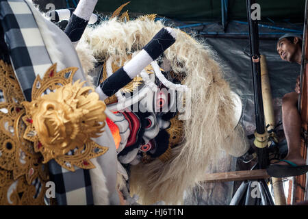 Indonesische Mann mit Blick auf eine riesige Ogoh-Ogoh-Statue, die er für die balinesische Neujahr Eve Parade erzeugt Stockfoto