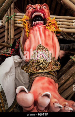 Erschreckend und beängstigend Ogoh-Ogoh-Statue in den Prozess der vorbereitet für die hinduistischen Balinesen Parade am Vorabend der balinesische Neujahr Stockfoto