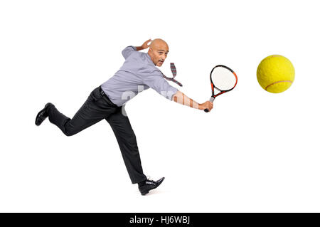 Geschäftsmann mit dem Tennisspielen isoliert in weiß Stockfoto