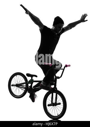 ein kaukasischer Mann Ausübung bmx akrobatische Figur im Silhouette Studio isoliert auf weißem Hintergrund Stockfoto