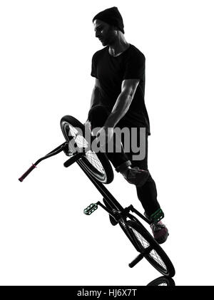 ein kaukasischer Mann Ausübung bmx akrobatische Figur im Silhouette Studio isoliert auf weißem Hintergrund Stockfoto