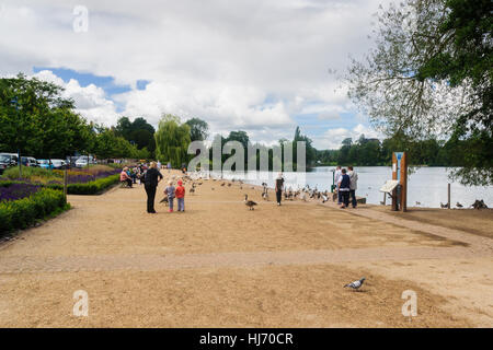 Familien und Touristen die Enten füttern und genießen Sie die Aussicht auf den See oder Mere in Ellesmere Shropshire, England Stockfoto