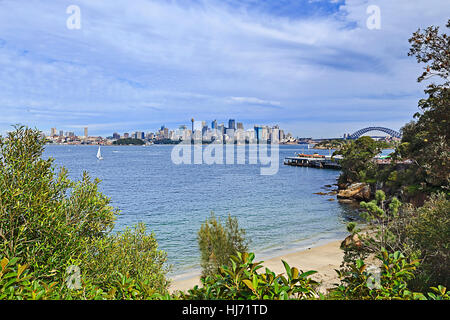 Sydney Harbour, die Stadt und die Brücke von Bradley; s Kopf Naturschutzgebiet untere Taronga Zoo von der Anlegestelle der Fähre in Richtung CBD erhebt sich an einem sonnigen Sommertag. Stockfoto