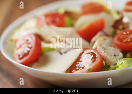 Nahaufnahme Foto von frisch gemachte Caesar-Salat mit Cherry-Tomaten Stockfoto