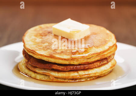 hausgemachte Pfannkuchen mit Butter und Ahornsirup Stockfoto