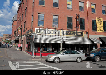 Die Glocke im Hand-Taverne, Amerikas älteste Taverne, Boston, 45 Union St, Massachusetts, USA. Stockfoto