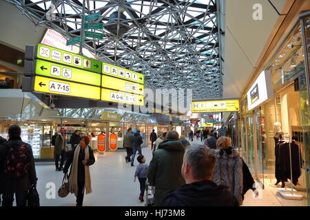Abflughalle am Flughafen Berlin-Tegel, Deutschland Stockfoto