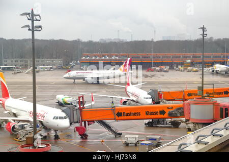 Flugzeuge der Air Berlin am Gate am Flughafen Berlin-Tegel, Deutschland Stockfoto