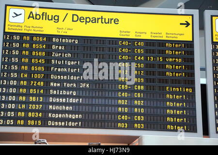 Abfahrtstafel am Flughafen Berlin-Tegel, Deutschland Stockfoto