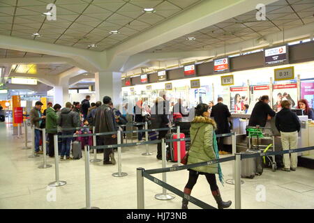 Passagier Check-in am Flughafen Berlin-Tegel, Deutschland Stockfoto