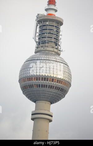 Blick auf den Fernsehturm oder Fernsehturm im Zentrum von Berlin, Deutschland Stockfoto