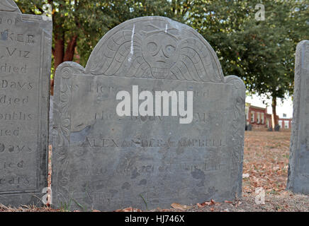 Nahaufnahme von der geflügelten Totenkopf-Detail auf einem Grab aus dem Jahr 1770 in der Copp Hill Burying Ground, North End, Boston, Massachusetts, USA. Stockfoto