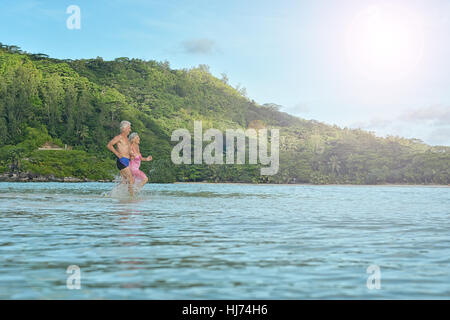 älteres Ehepaar auf Strand Stockfoto