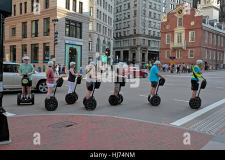 Gruppe von Personen auf Segways vorbei das Old State House auf einer Tour von Boston, Massachusetts, Vereinigte Staaten. Stockfoto