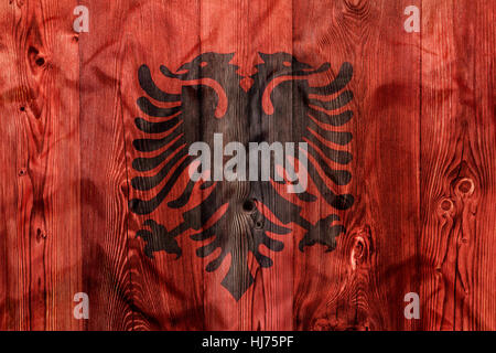 Nationalflagge von Albanien mit hölzernen Hintergrund Stockfoto