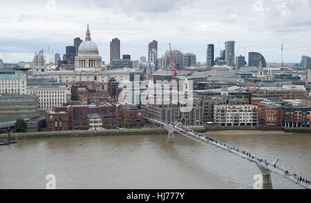 Millennium Bridge über die Themse führt zu St. Pauls Kathedrale und City of London, UK Stockfoto