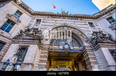 London, UK - 20. Januar 2017: Uhr und Statuen Decoradint Eingang des Waterloo Bahnhof und u-Bahnstation Stockfoto