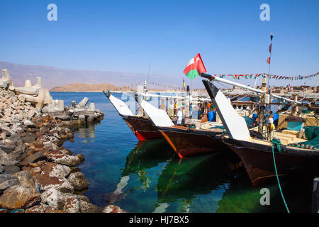 MIRBAT, OMAN - Januar 07,2016: Angelboote/Fischerboote (dau) in Mirbat Port. Dhofar, Oman Stockfoto