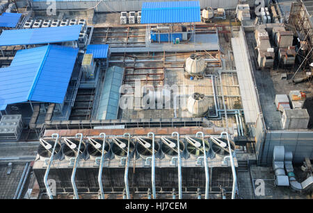 Dach und Lüftungstechnik Aufsatzschränke auf ein Gebäude innerhalb der Stadt Guangzhou Chinas in der Provinz Guangdong. Stockfoto