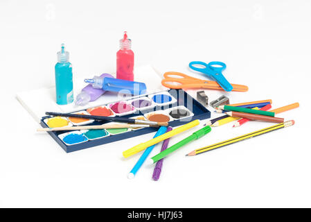Bereit für Kunst und Gewerbe.  Auswahl an Schreibwaren für den eifrigen Künstler einschließlich Wasser Farbenfarbe, Bleistifte, Stifte und Schere bereit Stockfoto
