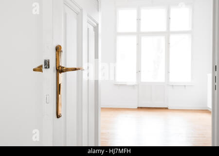 Tür öffnen und leeren Raum in renovierten alten Wohnung Stockfoto