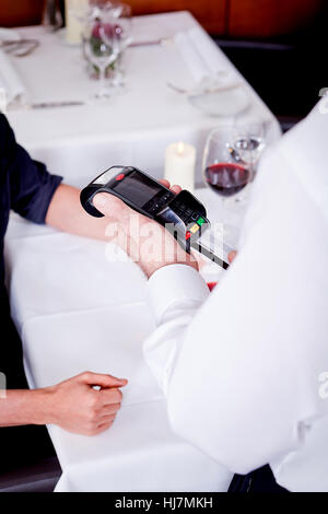 bargeldloser Zahlungsverkehr im restaurant Stockfoto