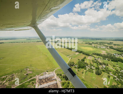 Blick vom Pilotensitz von einem kleinen Licht Flugzeug während des Fluges über den ländlichen Raum Stockfoto